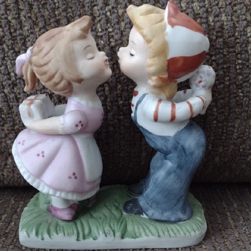Treasure Masters Ceramic Kissing Children Figurine Vintage Korea